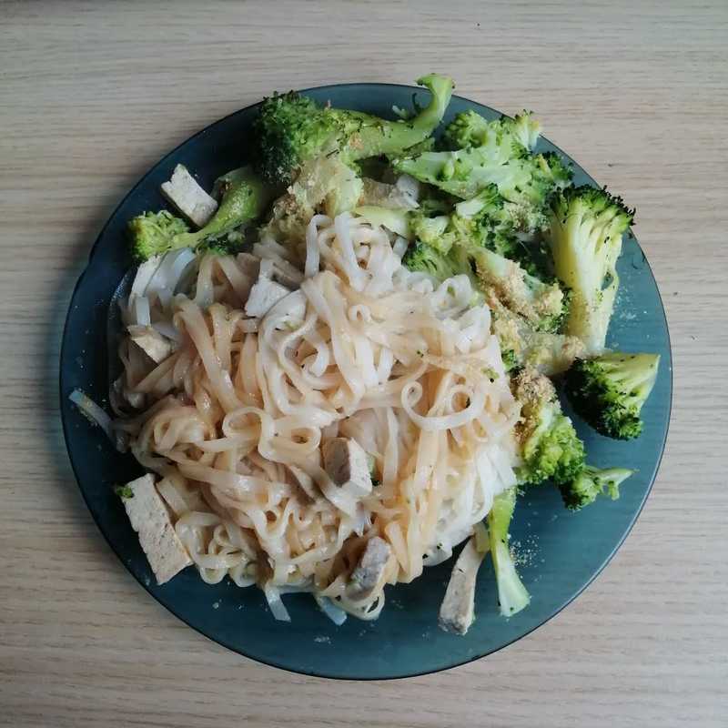 Rice noodles with tofu & broccoli